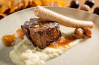 Filet de veau nappé d’une sauce au whisky onctueuse, servi sur une purée crémeuse et accompagné de carottes caramélisées. La