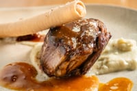Un filet de veau juteux nappé d'une savoureuse sauce au whisky, servi dans une assiette avec des morceaux de viande glacés