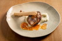 Assiette de filet de veau nappé d’une savoureuse sauce au whisky, servi sur une purée onctueuse. Accompagné d’un petit