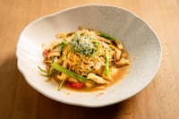 Bol de pâtes « paille et foin » garni de tendres morceaux de poulet fermier, de champignons de saison et de légumes frais
